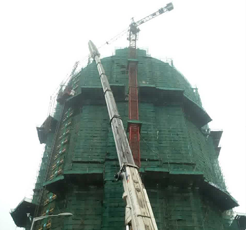 南丹吊车在工地上作业